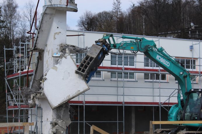 Wyburzanie wieży na basenie